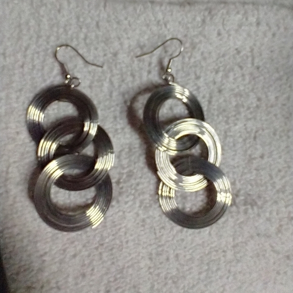 Huge silvertone wire dangle circles large earrings - Picture 2 of 2